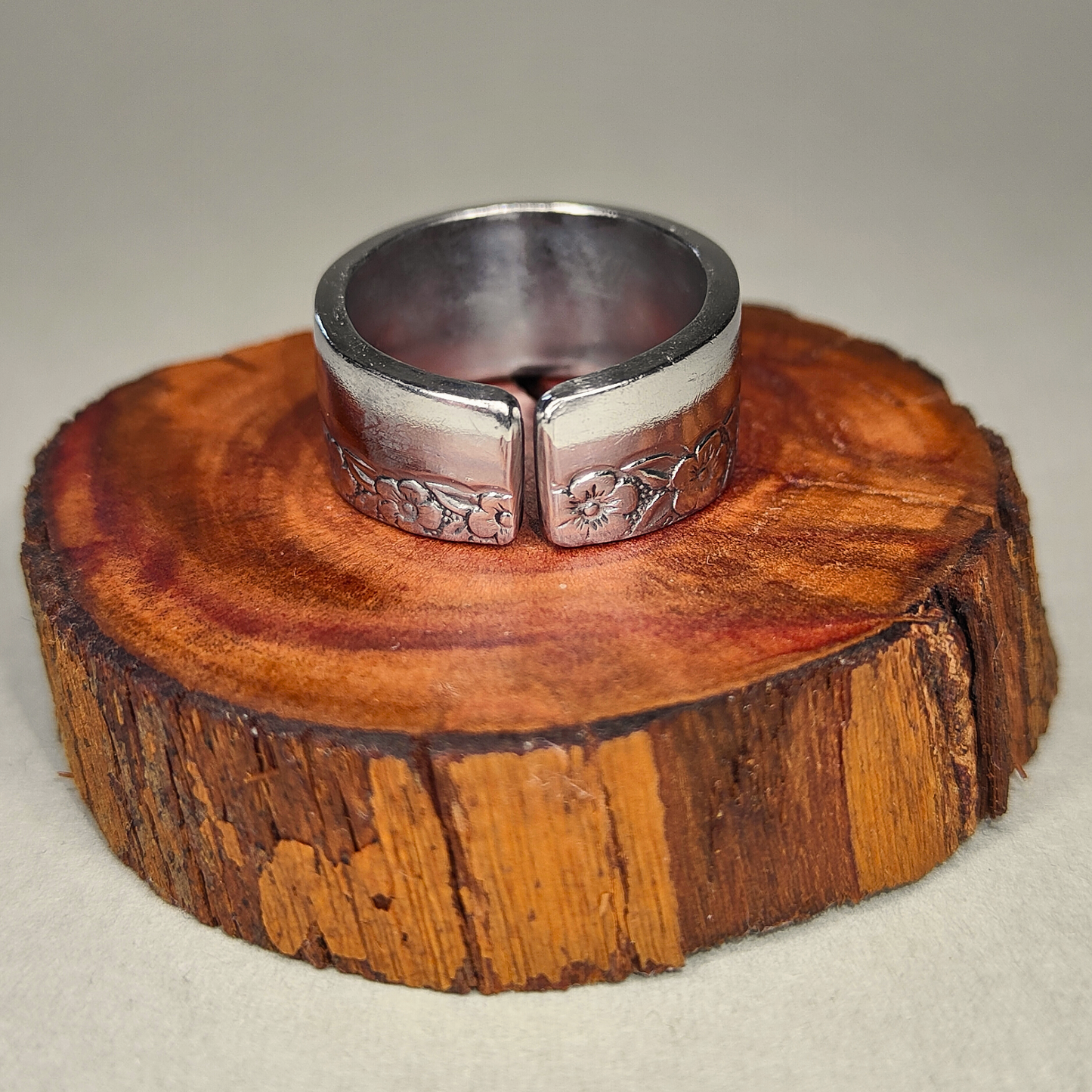 🌸Vera – Ring of Subtle Ceremony