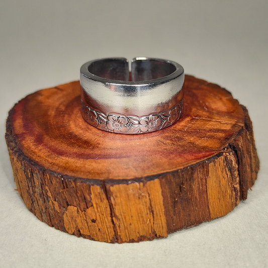 🌸Vera – Ring of Subtle Ceremony