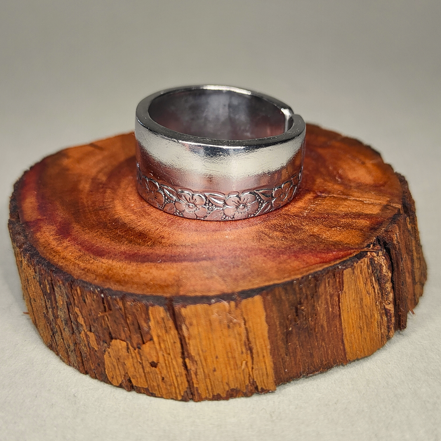 🌸Vera – Ring of Subtle Ceremony