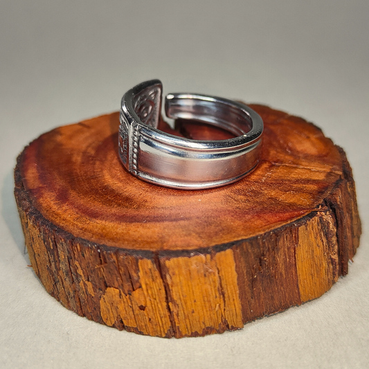 🥀Thorne – Ring of Fierce Grace