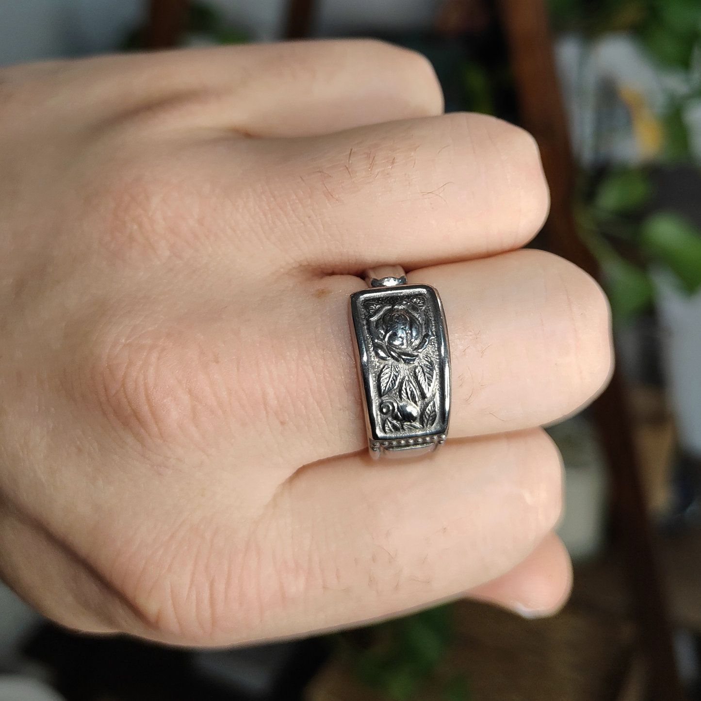 🥀Thorne – Ring of Fierce Grace