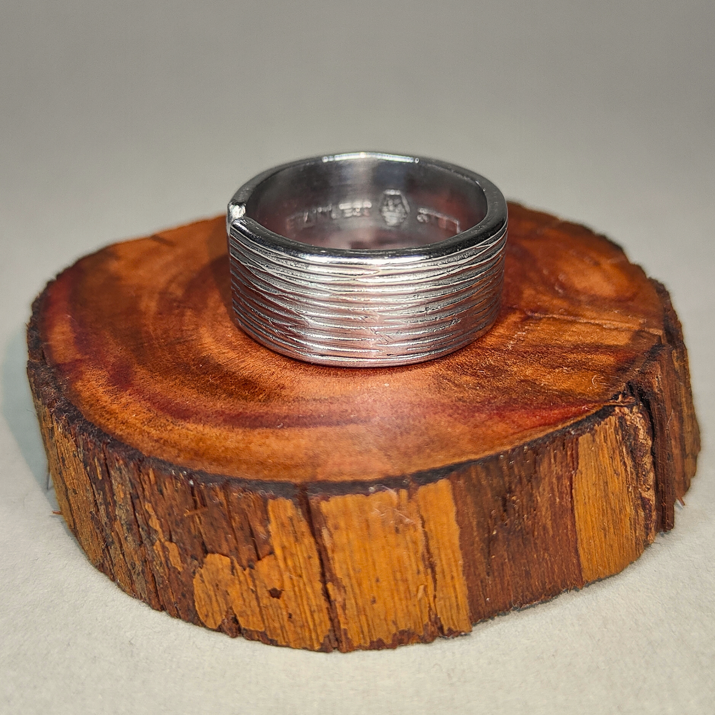 🧊 Ouro – Ring of Quiet Motion