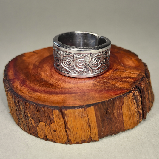 🌹Trinia – Ring of Guarded Rose